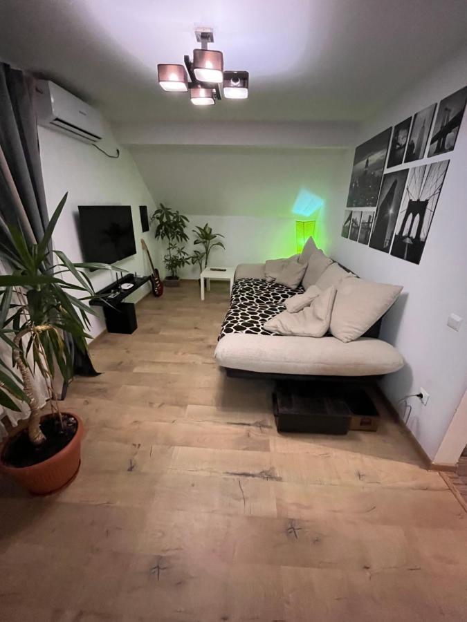 O Mansarda Intima :) - The Intimate Attic :) Bragadiru