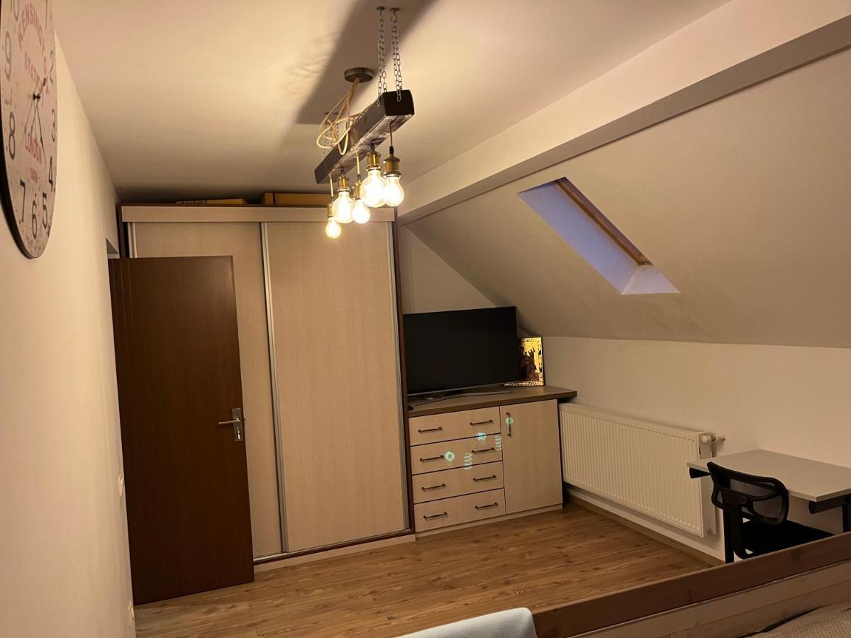 O Mansarda Intima :) - The Intimate Attic :) Bragadiru