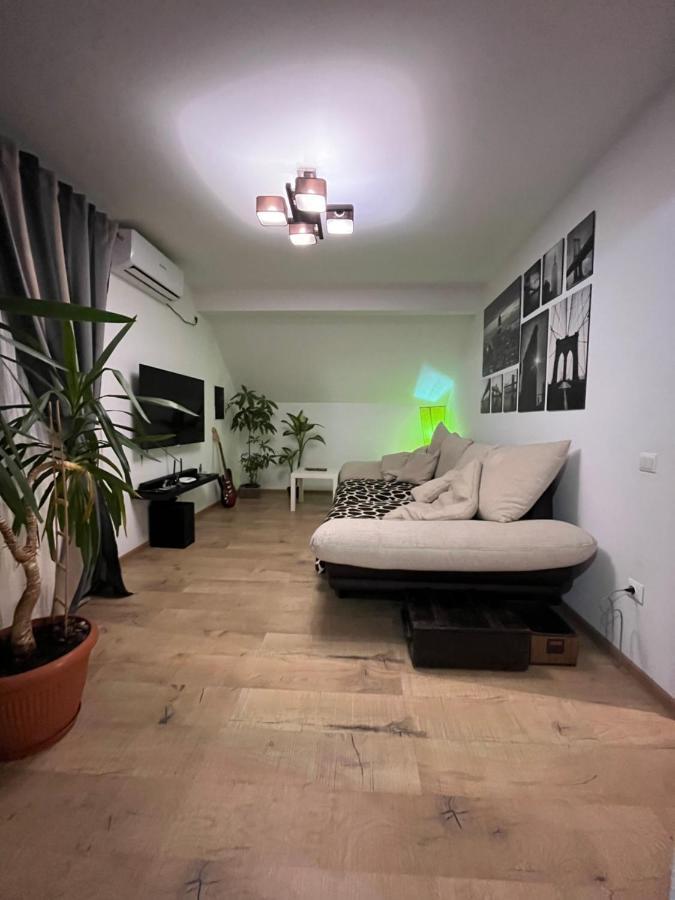O Mansarda Intima :) - The Intimate Attic :) Bragadiru